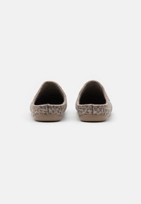 Chaussures à enfiler en feutre gris avec une texture douce, un dos arrondi et un design minimaliste. La semelle est plate et fabriquée en matériau de couleur claire.