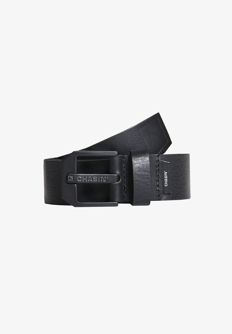 Cinturón de cuero negro con una hebilla rectangular negra mate. Presenta un logo de la marca en relieve y una textura suave con un diseño limpio y minimalista.