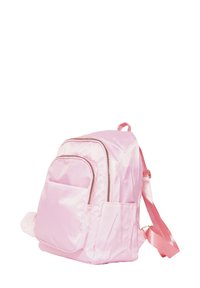 Zaino in nylon rosa con tasca frontale con zip, tasca laterale e spallacci regolabili. Texture liscia con forma arrotondata.
