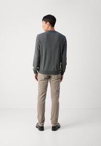 GANT Strikkegenser - dark grey melange