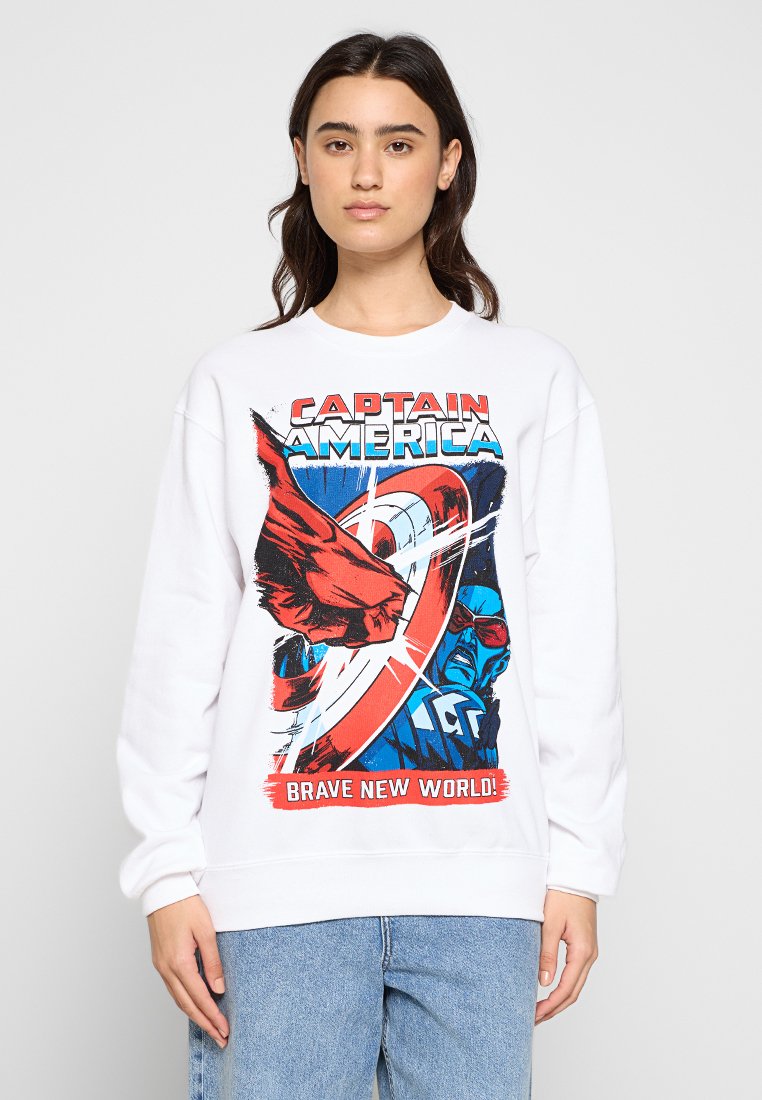 Vit sweatshirt med en färgglad Captain America-grafik som visar ett sköld, fet text och livfulla illustrationer på framsidan.