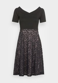 Černé šaty s krátkým rukávem a přiléhavým topem, krajková sukn�ě s propracovaným květinovým vzorem. Výstřih do V a rozšířený střih.