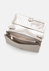 Guess NOELLE  FLAP  - Rankinė per petį - taupe