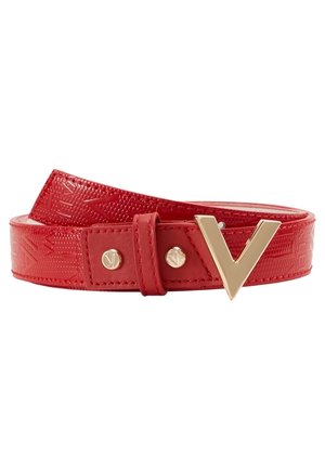 Ceinture en cuir rouge texturée avec une boucle dorée en forme de V et des rivets dorés, montrée enroulée sur un fond blanc.