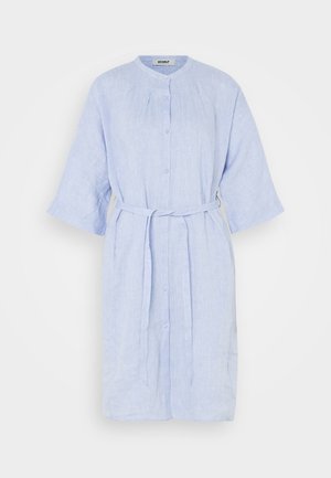 Rochie din in bleu deschis, cu nasturi în față, guler mandarin și talie cu șnur. Prezintă mâneci scurte și o croială ușor largă.