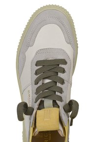 Baskets en daim gris clair et cuir avec des lacets vert olive, des accents texturés, et un soufflet de talon jaune contrastant. Bout rond et semelle en caoutchouc.