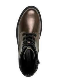 Botín de cuero bronce con acentos negros; cuenta con punta redonda, parte delantera con cordones y cremallera lateral para ponérselo fácilmente. Textura suave en toda su superficie.