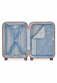 Valigia rigida con esterno rosa, rivestimento interno in tessuto blu, cinghie incrociate, tasca in rete singola e due compartimenti; quattro ruote per la mobilità.