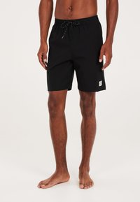 Zwarte zwemshorts met een elastische tailleband en een zwart-witte trekkoord. Heeft een klein logolabel aan de rechter onderzijde.