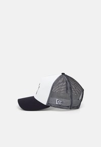 New Era TEAM COLOUR BLOCK TRUCKER NEYYAN  - Cap - navy