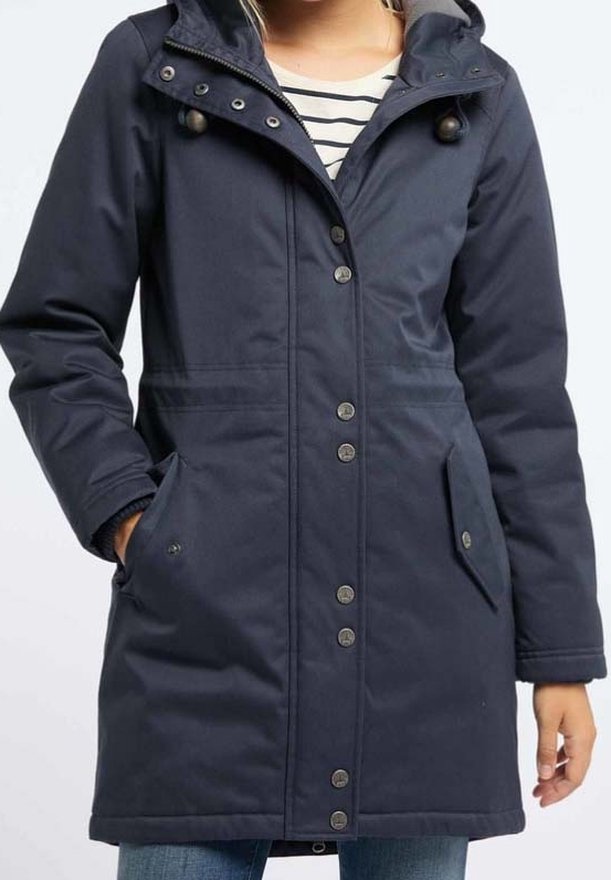 Parka azul marino hecha de material resistente al agua, con capucha, botones de presión, dos bolsillos frontales y cierre con cremallera.