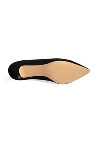 Zwarte suède hoge hakken met een spitse neus, een structuur oppervlak en een gladde beige zool. De hak is slank en elegant.