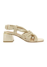 Sandalia tejida en tono dorado con tacón cuadrado. Presenta correas trenzadas y una puntera abierta redondeada. Textura suave con un diseño elegante y minimalista.