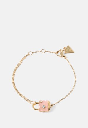 Gouden schakelarmband met een roze slotsierra met twee heldere rhinestones. Opvallende details zijn een klein driehoekig label met logo.
