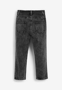 Jeans capri din denim negru cu o croială relaxată, dotate cu un brau, două buzunare la spate și detalii cusute pe margini.