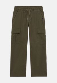 Pantalons cargo vert olive avec taille élastique, cordon de serrage, poches à rabat sur les côtés et poches à main sur le devant sur un fond blanc.