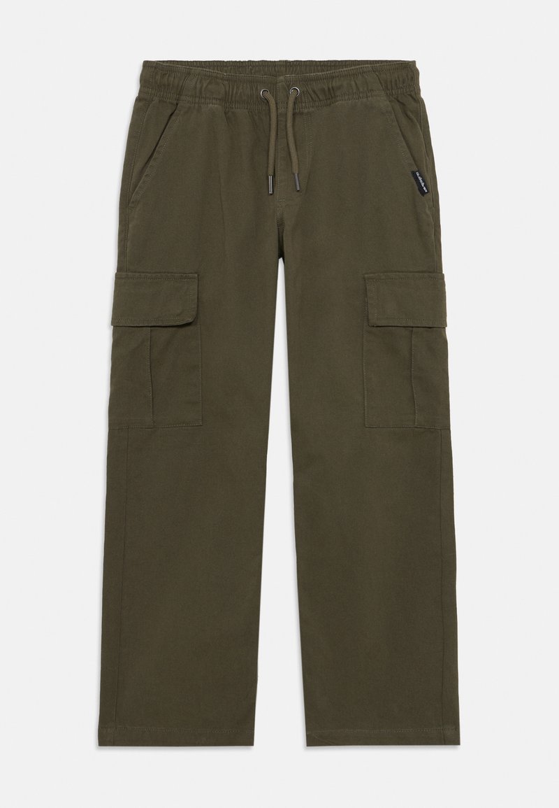 Olivno zelene cargo hlače z elastičnim pasom, vrvico, stranskimi pokritimi žepi in sprednjimi žepi za roke na beli podlagi.