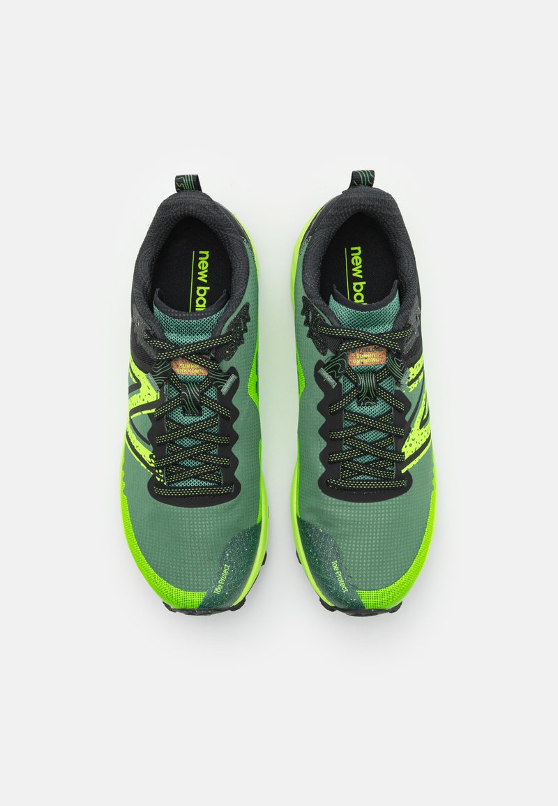 Zapatillas deportivas verdes y amarillas neón con material de malla, acabado texturizado, cordones negros y la marca "new balance" en la lengüeta.
