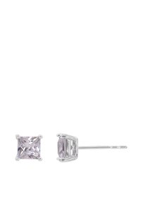 Boucles d'oreilles en argent sterling avec une pierre lilas taillée en carré, montées dans un design à quatre griffes. Finition métallique polie et texture lisse.