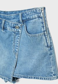 Jasnoniebieska spódnica dżinsowa z przednimi kieszeniami, szlufkami na pasek, metalowym guzikiem i bocznym zamkiem błyskawicznym.