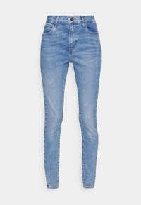 Jeans ajustados de color azul claro, hechos de denim. Presentan una cintura alta, cinco bolsillos y un sutil desgastado en la tela para un look clásico.