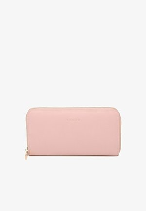 Billetera rectangular con cierre de cremallera en suave cuero sintético rosa, con una cremallera en tono dorado y logotipo de la marca en relieve en la parte frontal. Textura suave.