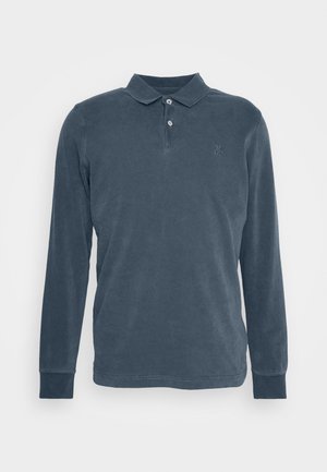 Langærmet polo-shirt i mørkeblå bomuld. Har en krave, en tre-knaps lukning, og et lille logo på venstre bryst. Blød tekstur.