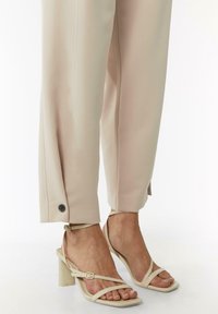 comma EXTENSIBLE DE COUPE BOULE À DÉTAIL BOUTONNÉ - Broek - beige