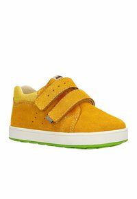 Sneaker in camoscio giallo con doppie fascette in Velcro, sole intermedio bianco e suola in gomma verde. Presenta perforazioni ai lati per la ventilazione.