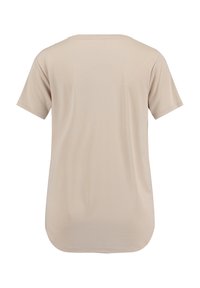 Camiseta de manga corta beige con escote redondeado y ajuste relajado. Tejido suave con una textura lisa y un dobladillo ligeramente curvado en la parte posterior.