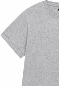 Lichtgrijze T-shirt met korte mouwen en een ronde halslijn; de stof lijkt zacht en enigszins textuur te hebben. De zoom is netjes afgewerkt.