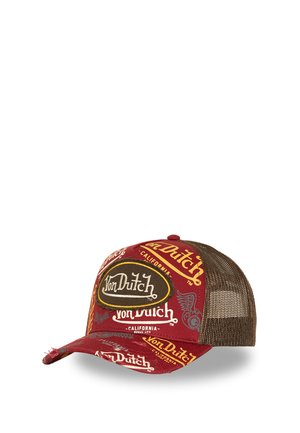 Gorra trucker Von Dutch roja y marrón con parte trasera de malla y texto del logo en amarillo, blanco y negro impreso por todo el frente y la visera.