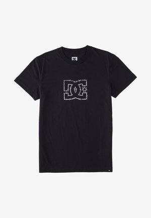 Schwarzes Baumwoll-T-Shirt mit einem weißen Grafikdesign mit gezackten Kanten, einschließlich der Buchstaben "DC" und einem Stern innerhalb eines rechteckigen Rahmens.