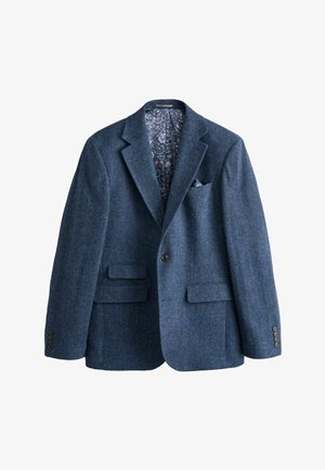 Blauer Herrenblazer im Fischgrätmuster mit Kerbärmeln, zwei Pattentaschen, einer Brusttasche mit gemustertem Einstecktuch und dekorativen Knöpfen an den Manschetten.