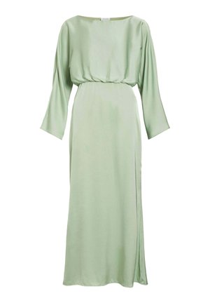 Abito lungo verde chiaro con maniche lunghe larghe, vita aderente e tessuto liscio che scende fino a metà polpaccio con una spaccatura laterale.