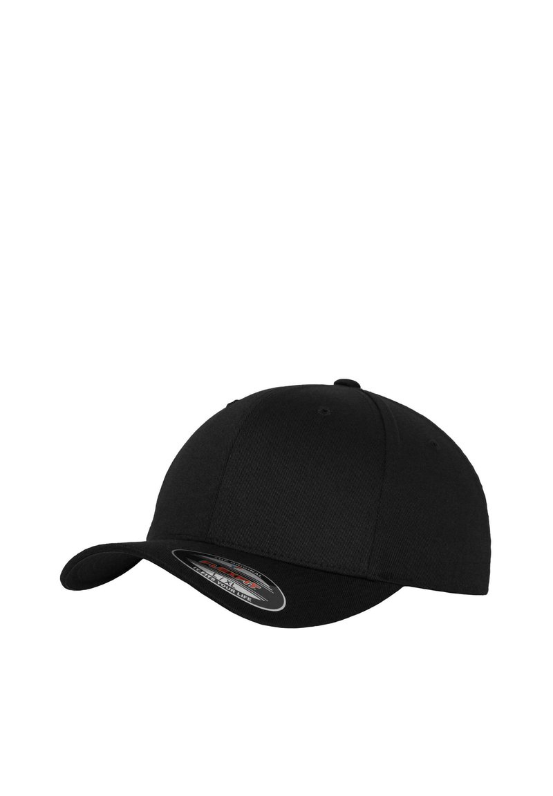 Cappellino da baseball nero con una corona rotonda, visiera piatta e tessuto testurizzato. Presenta un adesivo di marca sul lato inferiore della visiera.
