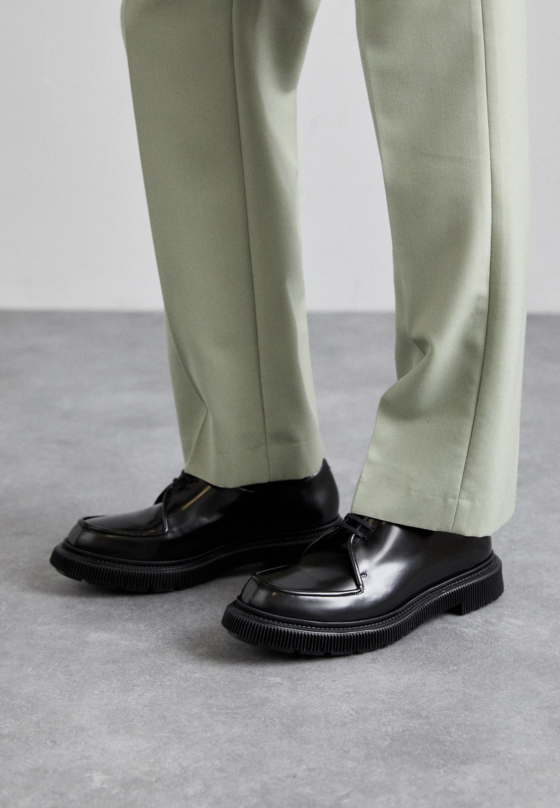 靴 adiev type124 classic derby Adieu Men's Type 124 Classic Derby in Black Adieu