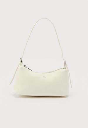 Bolso pequeño de cuero blanco con textura, cierre superior curvado, correa única y logo de metal minimalista en el centro frontal.