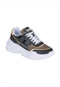 Sneaker nero e oro con tomaia in rete, lacci bianchi e suola spessa bianca. Presenta il logo sulla linguetta e dettagli decorativi ai lati.