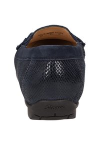 Marineblaue Wildlederschuhe mit einem Netzrückenpanel. Abgerundete Form, flache Sohle und eine glatte Textur. Mit minimalem Zubehör und einem Logo an der Basis.