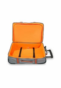 Maleta gris con interior naranja, que presenta correas ajustables y un mango retráctil, diseñada para viajar y almacenar.