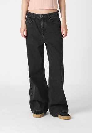 Zwarte jeans met wijde pijpen van denim, met een hoge taille, twee voorzakken en een knoopsluiting. Eenvoudig ontwerp zonder patronen.