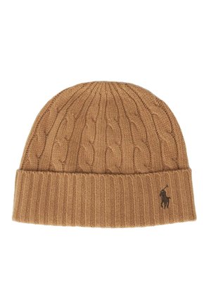 Beanie marrone lavorato a maglia con un motivo a treccia e un orlo a coste. Presenta un piccolo logo scuro sul lato. Realizzato in un materiale morbido e testurizzato.