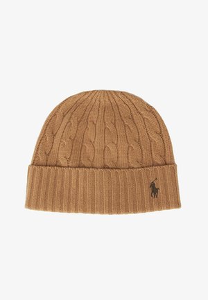 Beanie marrone lavorato a maglia con un motivo a treccia e un orlo a coste. Presenta un piccolo logo scuro sul lato. Realizzato in un materiale morbido e testurizzato.