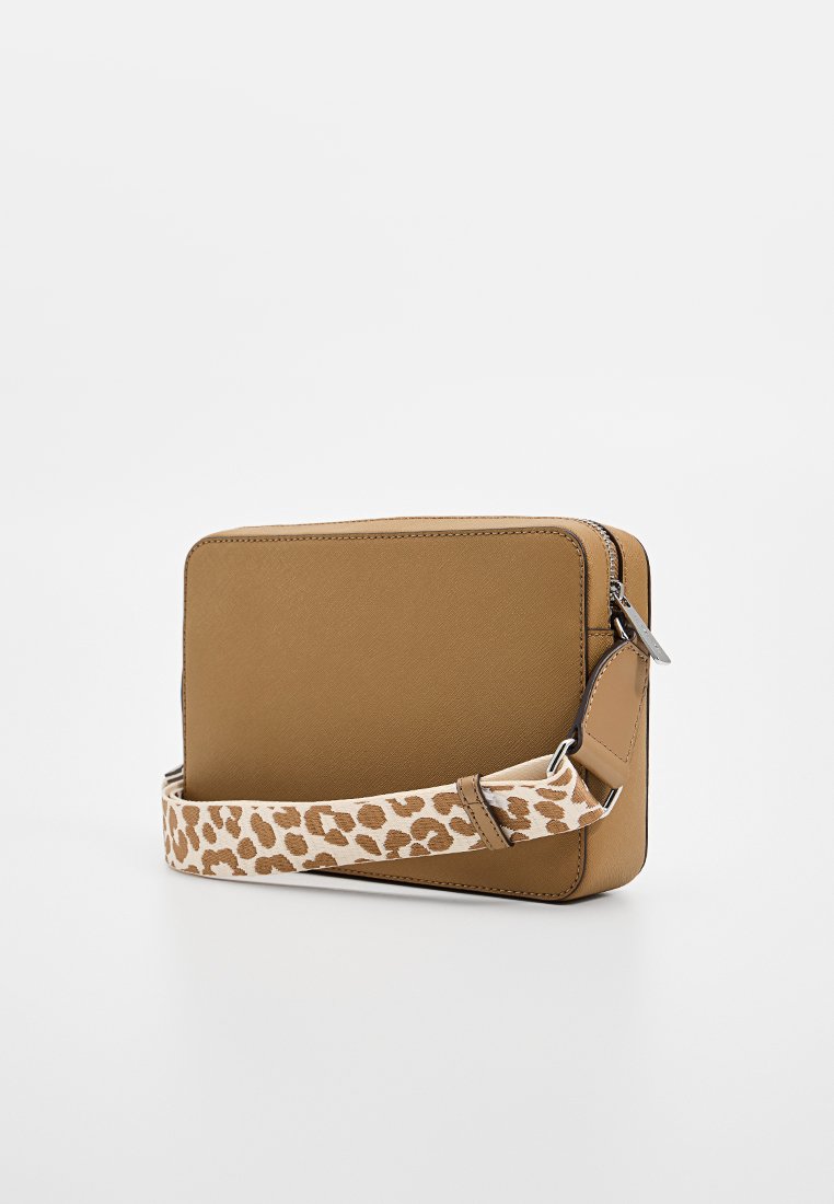 Sac rectangulaire beige en matériau texturé, avec une bandoulière à motif imprimé léopard. Fermeture éclair avec accent en métal.