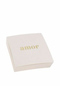 Kvadratisk, mjuk rosa låda med en slät yta och guldtext som stavar "amor" på locket. Minimalistisk design med en subtil, elegant finish.
