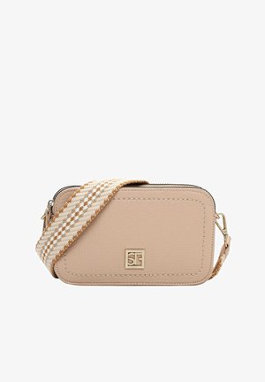 Beżowa skórzana torebka na ramię z kremowo-brązowym wzorzystym paskiem, zamkiem błyskawicznym i złotym logo z przodu. Prostokątny kształt.