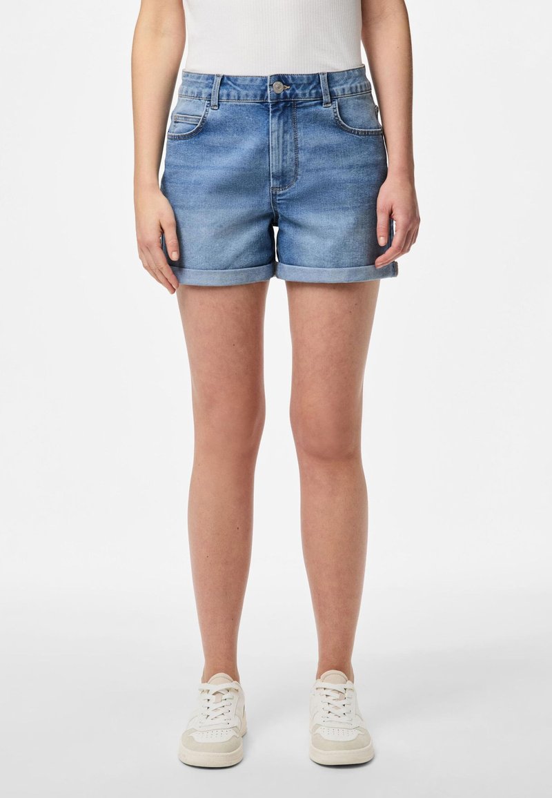 Gaiši zili džinsi šorti ar ruļļu apakšējo malu, priekšējām kabatām un klasisku pogu un rāvējslēdzēja aizdari, izgatavoti no mīksta, teksturēta auduma.