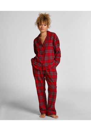 Rot kariertes Flanell-Pyjama-Set mit einem Knopfverschluss-Oberteil und locker sitzenden Hosen. Das Muster enthält grüne und schwarze Akzente zur Kontrastierung.
