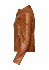 Veste en cuir marron avec fermeture éclair à l'avant, deux poches latérales et une coupe ajustée avec un col rond et des manches longues.